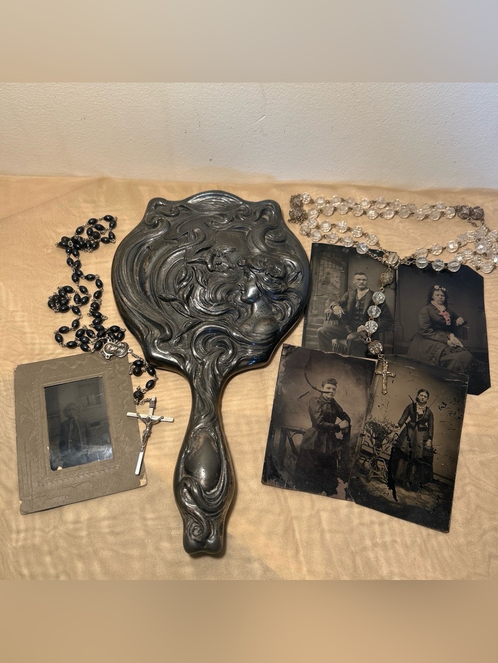 Vintage hand mirror, tin type photos, and rosaries - Picture 2 of 3
